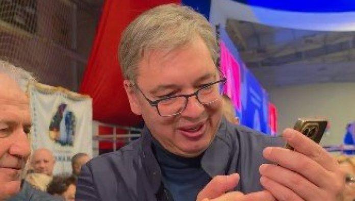 vucic-podelio-delic-atmosfere-sa-gradanima-srbije:-predivni-trenuci-i-divna-druzenja,-ponekad-i-ja-moram-da-budem-fotograf