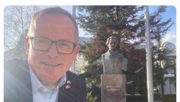 oni-koji-bi-da-ruse-spomenik-milici-rakic-i-umesto-njega-podizu-spomenik-medlin-olbrajt,-napadaju-vucica,-a-podrzavaju-studentsku-listu!