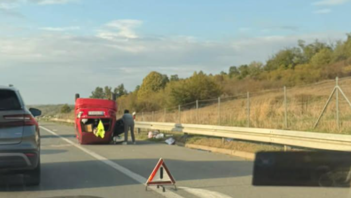 nesreca-kod-malog-pozarevca-automobil-zavrsio-na-krovu,-stvaraju-se-zastoji-(foto)