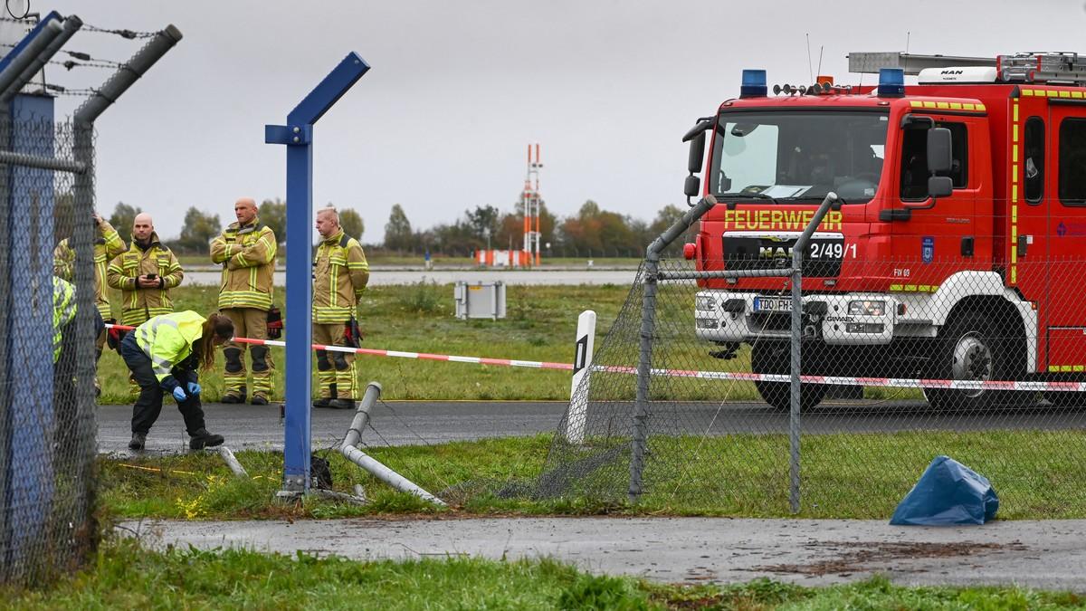 novi-incident-na-aerodromu-u-nemackoj-gde-je-pokusan-napad-dronom!-pronasli-ogromnu-rupu-na-ogradi,-evo-sta-se-dogodilo-tokom-noci novi-incident-na-aerodromu-u-nemackoj-gde-je-pokusan-napad-dronom!-pronasli-ogromnu-rupu-na-ogradi,-evo-sta-se-dogodilo-tokom-noci