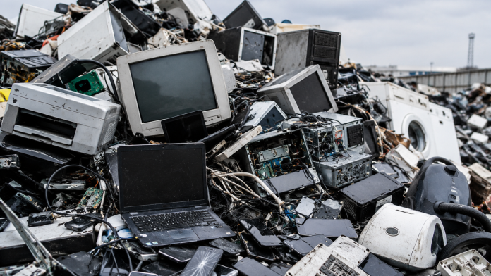 evropljani-kupuju-sve-vise-uredaja,-a-elektronski-otpad-se-gomila:-svaki-stanovnik-eu-odbacio-12,3-kilograma-starih-uredaja