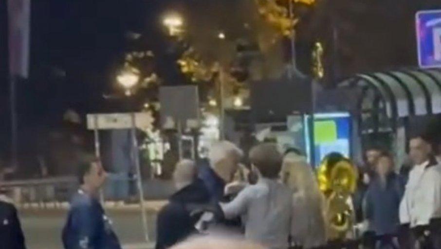 pomahnitale-zveri:-blokaderi-brutalno-fizicki-nasrnuli-na-devojku-kod-vukovog-spomenika-(uznemirujuci-snimak) pomahnitale-zveri:-blokaderi-brutalno-fizicki-nasrnuli-na-devojku-kod-vukovog-spomenika-(uznemirujuci-snimak)