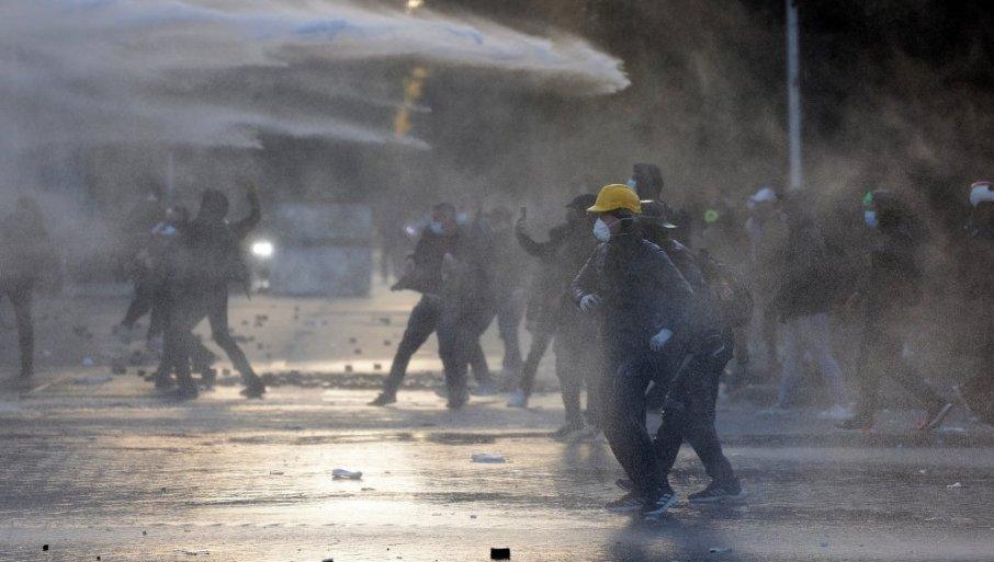mulj-isplivao-na-povrsinu-pa-brutalno-pljacka-prodavnice:-maskirani-divljaci-unistavaju-francuske-trgovce,-steta-vise-stotina-miliona-evra mulj-isplivao-na-povrsinu-pa-brutalno-pljacka-prodavnice:-maskirani-divljaci-unistavaju-francuske-trgovce,-steta-vise-stotina-miliona-evra