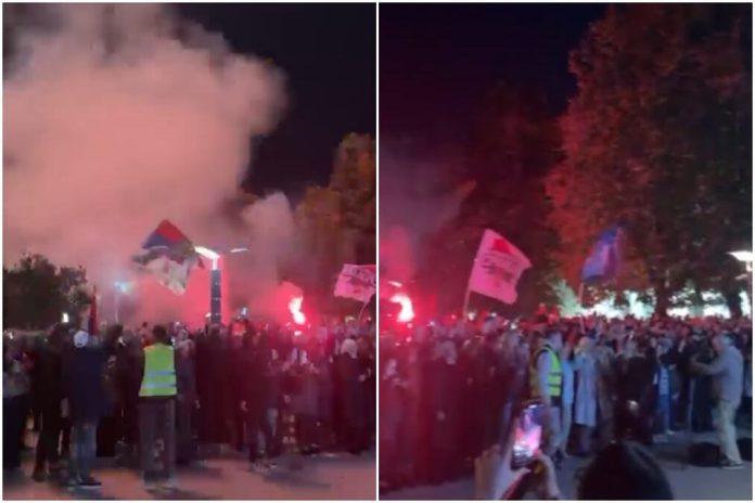 kraljevo-je-odlucilo-–-dva-skupa-u-istom-gradu,-ali-broj-okupljenih-se-drasticno-razlikuje-znatno-vecu-podrsku-ima-vuciceva-politika-(video)