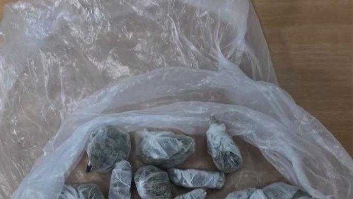 uhapsen-mladic-(18)-u-baru-policajci-ga-zaustavili-na-ulici,-a-onda-su-pronasli-ovo-(foto)