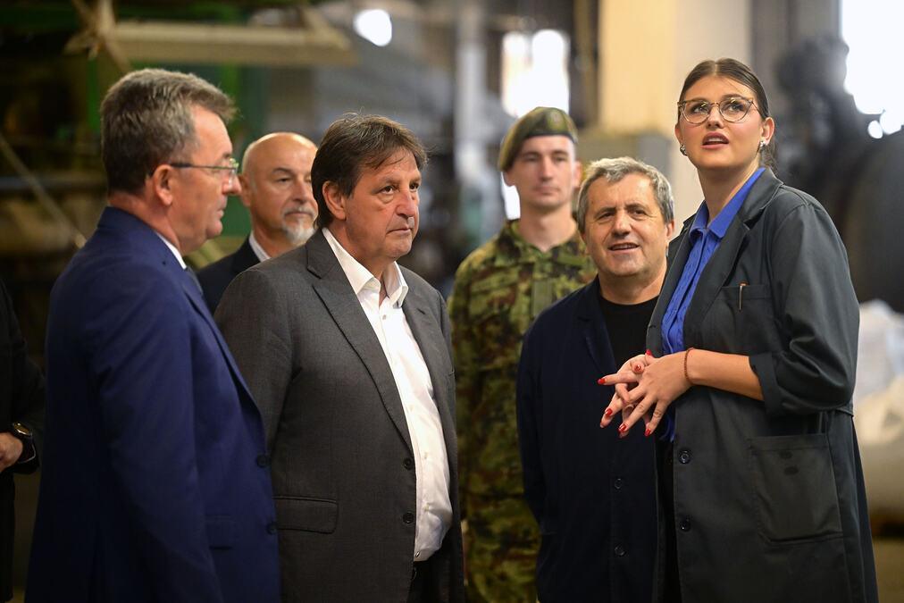 “od-velike-vaznosti-da-sto-vise-budemo-oslonjeni-na-domace-kapacitete”:-ministar-gasic-u-kompaniji-“jumko”-u-vranju “od-velike-vaznosti-da-sto-vise-budemo-oslonjeni-na-domace-kapacitete”:-ministar-gasic-u-kompaniji-“jumko”-u-vranju