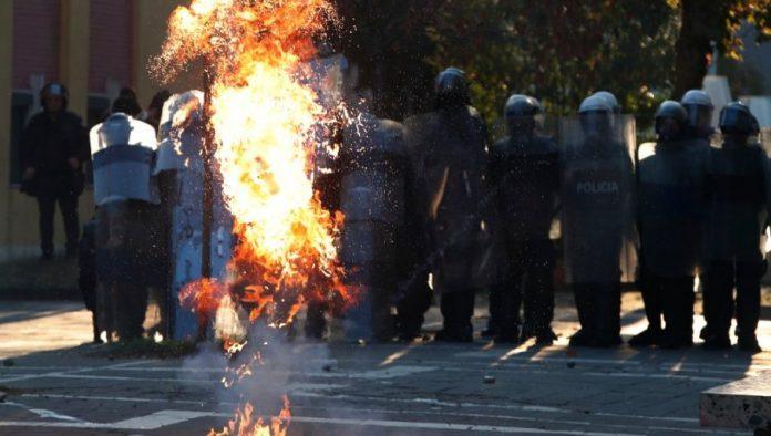 haos-i-nasilje-na-ulicama-tirane:-ministar-ervin-demo-pruzio-punu-podrsku-policiji-(foto/-video)