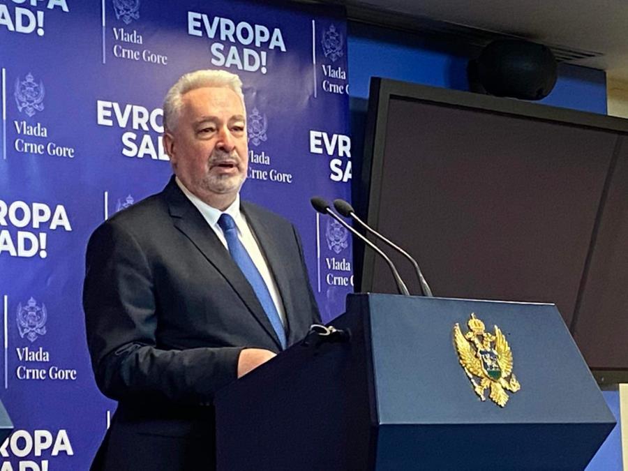 evo-ga,-jos-jedan-protiv-vucica!-bivsi-crnogorski-premijer-otvoreno-podrzao-srdanovica-i-blokadere:-krivokapic-se-oglasio-skandaloznom-porukom evo-ga,-jos-jedan-protiv-vucica!-bivsi-crnogorski-premijer-otvoreno-podrzao-srdanovica-i-blokadere:-krivokapic-se-oglasio-skandaloznom-porukom