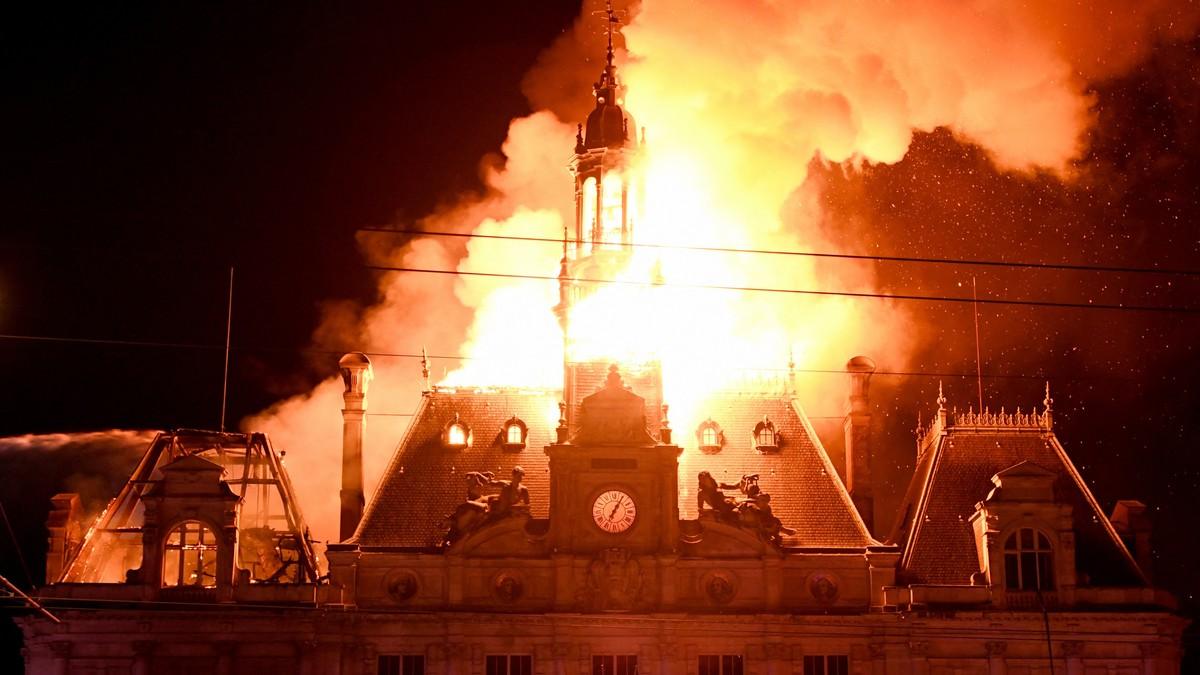 pao-piroman-koji-je-zapalio-gradsku-kucu!-francuski-specijalci-u-6-ujutru-uhapsili-ekstremistu-sa-dosijeom pao-piroman-koji-je-zapalio-gradsku-kucu!-francuski-specijalci-u-6-ujutru-uhapsili-ekstremistu-sa-dosijeom