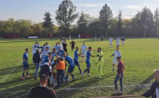 Sramota, sevale pesnice, nezapamćen haos: Makljaža usred meča, potukli se fudbaleri, pa uleteli navijači (VIDEO) sramota,-sevale-pesnice,-nezapamcen-haos:-makljaza-usred-meca,-potukli-se-fudbaleri,-pa-uleteli-navijaci-(video)