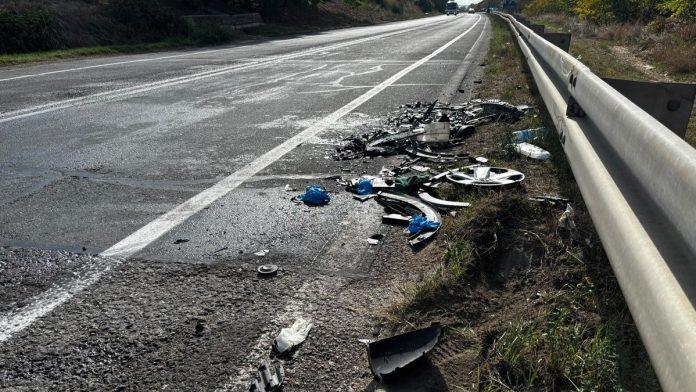 sudarila-se-tri-vozila,-delovi-rasuti-po-putu!-prve-slike-sa-mesta-nesrece-kod-ostruznice:-jedna-osoba-poginula,-ima-i-povredenih-(foto)