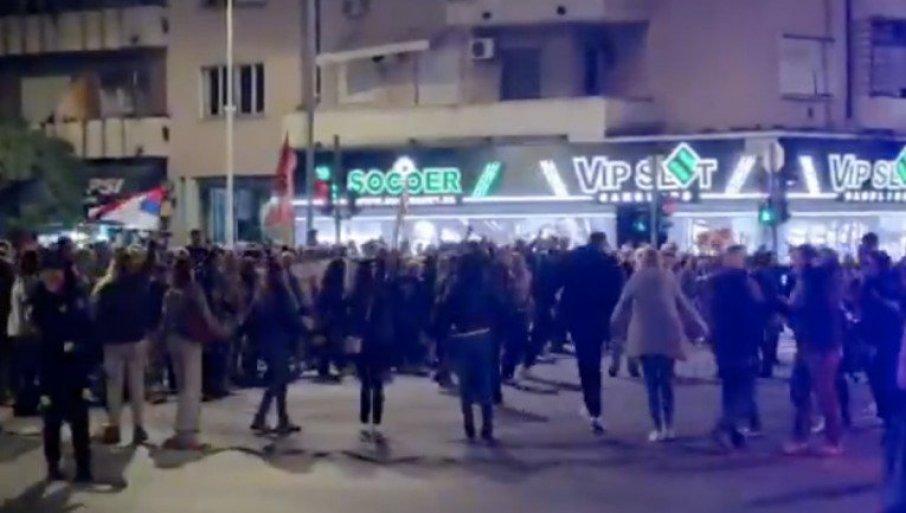 bez-stida-i-srama!-sraman-prizor-u-kragujevcu:-blokaderi-igraju-kolo-dok-se-u-obliznjoj-crkvi-sluzi-moleban-za-streljane-dake-(video) bez-stida-i-srama!-sraman-prizor-u-kragujevcu:-blokaderi-igraju-kolo-dok-se-u-obliznjoj-crkvi-sluzi-moleban-za-streljane-dake-(video)