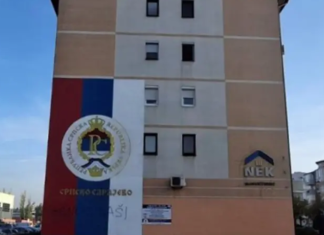 Uhvaćen muškarac koji je napisao “genocidaši” na trobojci u Istočnom Sarajevu, evo o kome se radi uhvacen-muskarac-koji-je-napisao-“genocidasi”-na-trobojci-u-istocnom-sarajevu,-evo-o-kome-se-radi