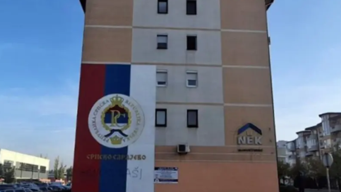 uhvacen-muskarac-koji-je-napisao-“genocidasi”-na-trobojci-u-istocnom-sarajevu,-evo-o-kome-se-radi