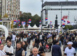 “NAŠLA SE DVOJICA ČIPULJAKA” Vučić se oglasio pred skup u Nišu i objavio video sa poznatim pevačem: Pristalice SNS se okupljaju u velikom broju (FOTO, VIDEO) “nasla-se-dvojica-cipuljaka”-vucic-se-oglasio-pred-skup-u-nisu-i-objavio-video-sa-poznatim-pevacem:-pristalice-sns-se-okupljaju-u-velikom-broju-(foto,-video)