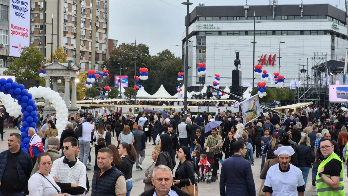 “nasla-se-dvojica-cipuljaka”-vucic-se-oglasio-pred-skup-u-nisu-i-objavio-video-sa-poznatim-pevacem:-pristalice-sns-se-okupljaju-u-velikom-broju-(foto,-video) “nasla-se-dvojica-cipuljaka”-vucic-se-oglasio-pred-skup-u-nisu-i-objavio-video-sa-poznatim-pevacem:-pristalice-sns-se-okupljaju-u-velikom-broju-(foto,-video)