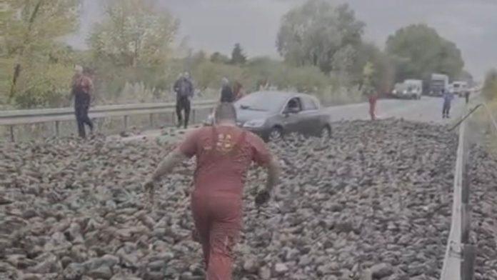 (foto,-video)-tona-repe-na-putu,-saobracaj-potpuno-blokiran-tezak-sudar-na-mostu-preko-tise,-kamion-se-prevrnuo
