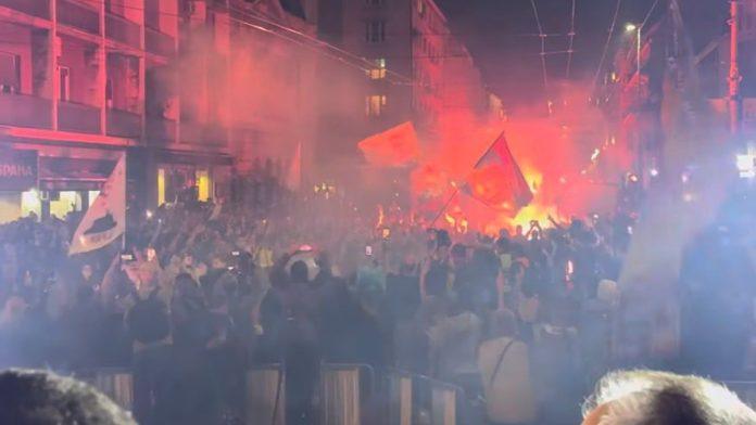 studentska-lista-u-beogradu-priredila-docek-za-svoje-pristalice-iz-unutrasnjosti-pred-sutrasnji-predizborni-skup