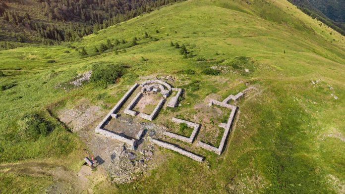 misterija-nebeskih-stolica-skrivali-je-vekovima-na-vrhu-planine,-pa-na-dubini-nasli-dokaze-koji-menjaju-sve:-neverovatno-otkrice-na-kopaoniku-i-tajna-pauna-sa-mozaika!