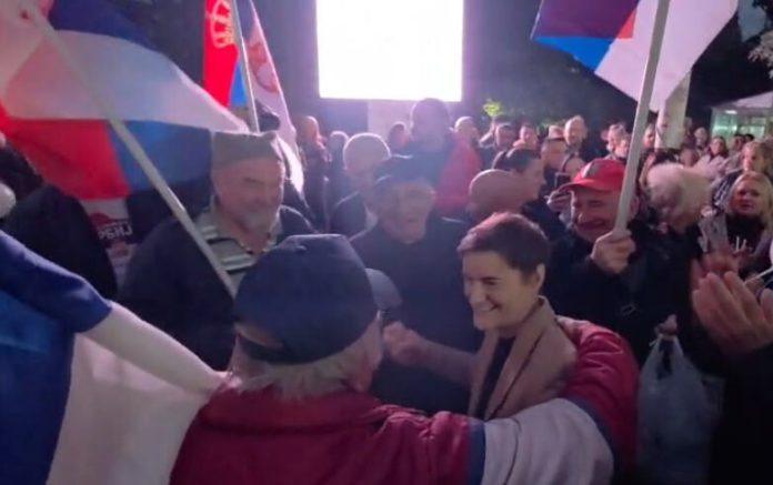 ljudi-odusevljeno-grle-i-ljube-anu-brnabic!-stigla-u-loznicu-na-skup-“ujedinjene-srbije”-–-vijore-se-srpske-zastave-u-znak-podrske-aleksandru-vucicu-(video)