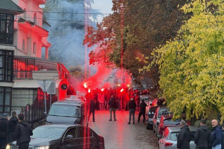 spektakl-kod-marakane:-delije-“zapalile”-beograd-–-pogledajte-lude-scene-pred-mec-zvezda-–-kopenhagen-(video) spektakl-kod-marakane:-delije-“zapalile”-beograd-–-pogledajte-lude-scene-pred-mec-zvezda-–-kopenhagen-(video)