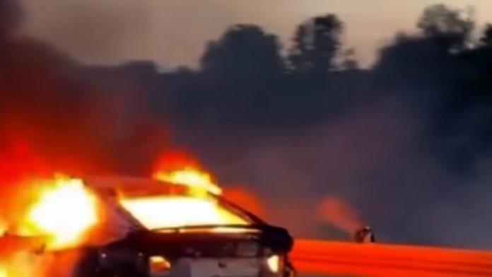 vozaci,-oprez!-dramaticni-prizori-na-auto-putu-bukti-veliki-pozar-kod-batocine:-vatra-“progutala”-automobil-(video)