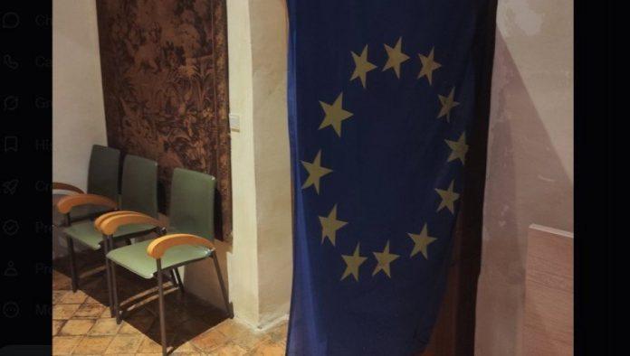 „krpa-za-pranje-posuda“!-francuski-politicar-ismejao-zastavu-eu-i-pozvao-francusku-na-izlazak-iz-unije-(foto)