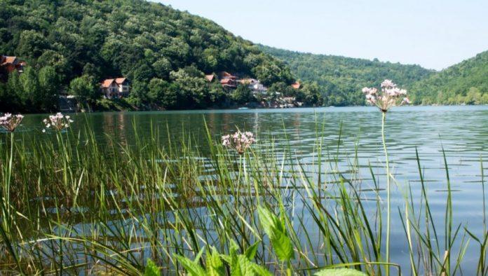 jedna-banja-je-najomiljenija:-poznato-gde-penzioneri-najradije-“trose”-turisticke-vaucere