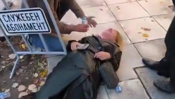 postavila-pitanje-i-–-zavrsila-u-bolnici!-stravican-incident-u-bugarskoj,-novinarka-zadobila-teske-telesne-povrede-(video) postavila-pitanje-i-–-zavrsila-u-bolnici!-stravican-incident-u-bugarskoj,-novinarka-zadobila-teske-telesne-povrede-(video)