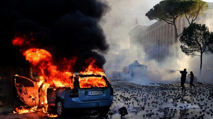 od-“flamingo-revolucije”-do-brutalnih-nemira-i-prebijanja-talas-pobune-se-prelio-i-u-skupstinu,-rami-klecaju-kolena-–-vreda-i-nipodastava-mlade:-kljucna-pitanja-o-protestima-u-albaniji