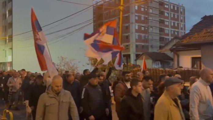 trobojka-se-ponosno-vijori:-skup-liste-”aleksandar-vucic-–-ujedinjena-srbija”-u-novom-pazaru