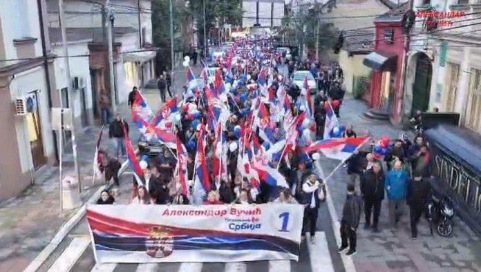 trobojke,-baloni,-ruzmarin…-mocni-snimci-iz-pozarevca-sa-skupa-“aleksandar-vucic-–-ujedinjena-srbija”-(video)