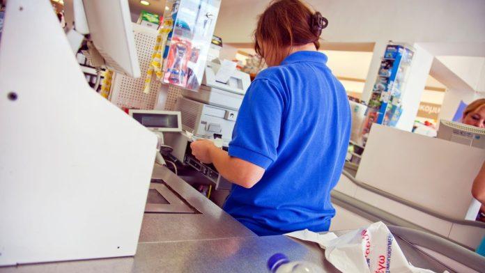 lekcija-bahatim-poslodavcima:-radnica-supermarketa-dobila-otkaz-zbog-prijave-nasilja-na-radu-–-sud-kaznio-lanac-sa-500.000-evra!