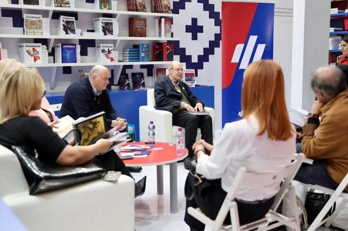 svetski-strucnjak-za-holokaust-odusevio-beograd:-profesor-gideon-grajf-posetio-stand-fondacije-“za-srpski-narod-i-drzavu”-na-sajmu-knjiga